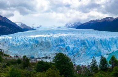 围绕在湖南、山东、江苏设有三大现代化生产基地，保障运营效率与服务质量。，28圈持续打磨更优质的服务。 - 28圈